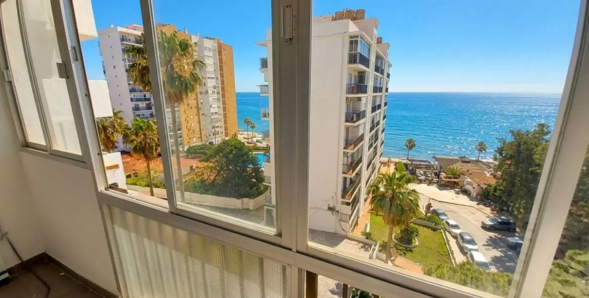 Venta de apartamento en planta media en Calahonda 2