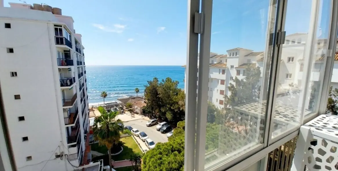 Venta de apartamento en planta media en Calahonda 3