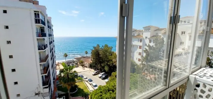 Venta de apartamento en planta media en Calahonda 2