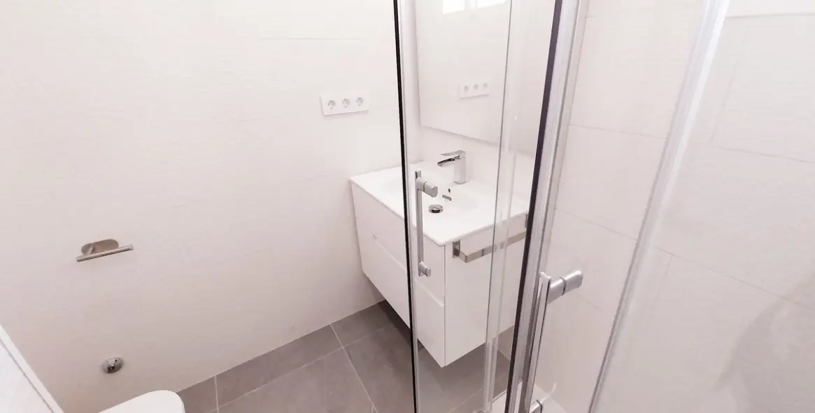 Venta de apartamento en planta media en Calahonda 22