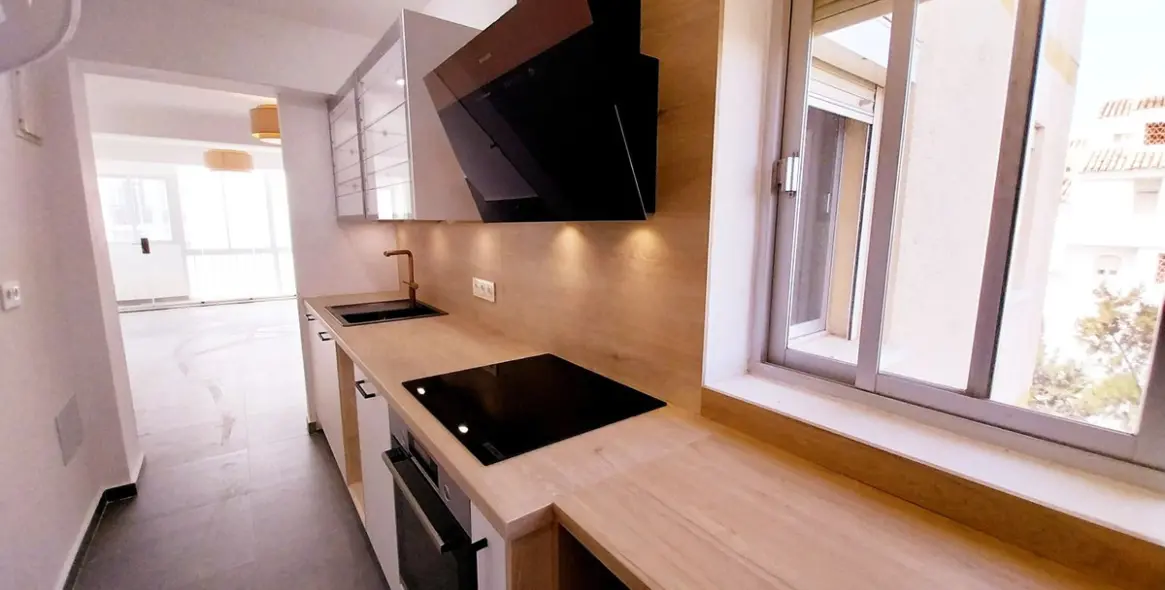 Sale of middle floor apartment in Calahonda 5
