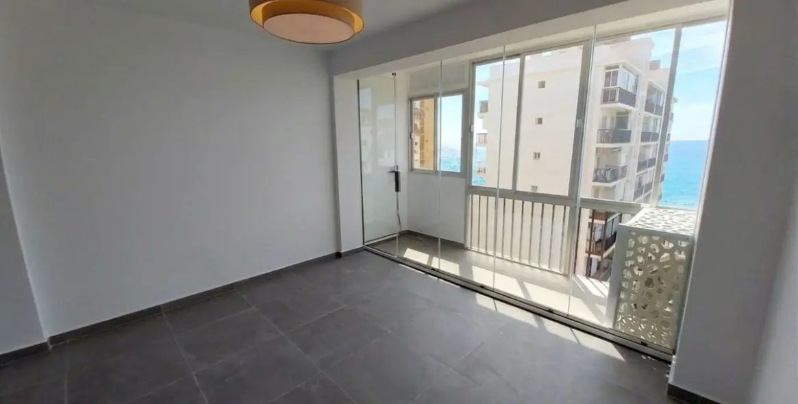 Sale of middle floor apartment in Calahonda 6