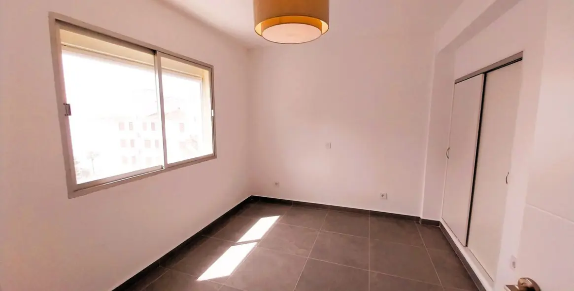 Sale of middle floor apartment in Calahonda 8