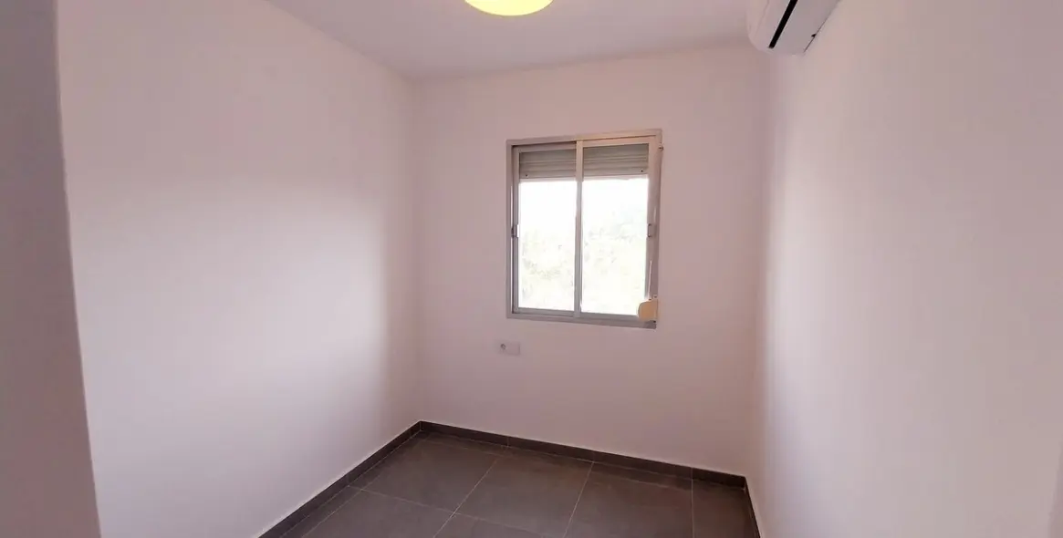Sale of middle floor apartment in Calahonda 19
