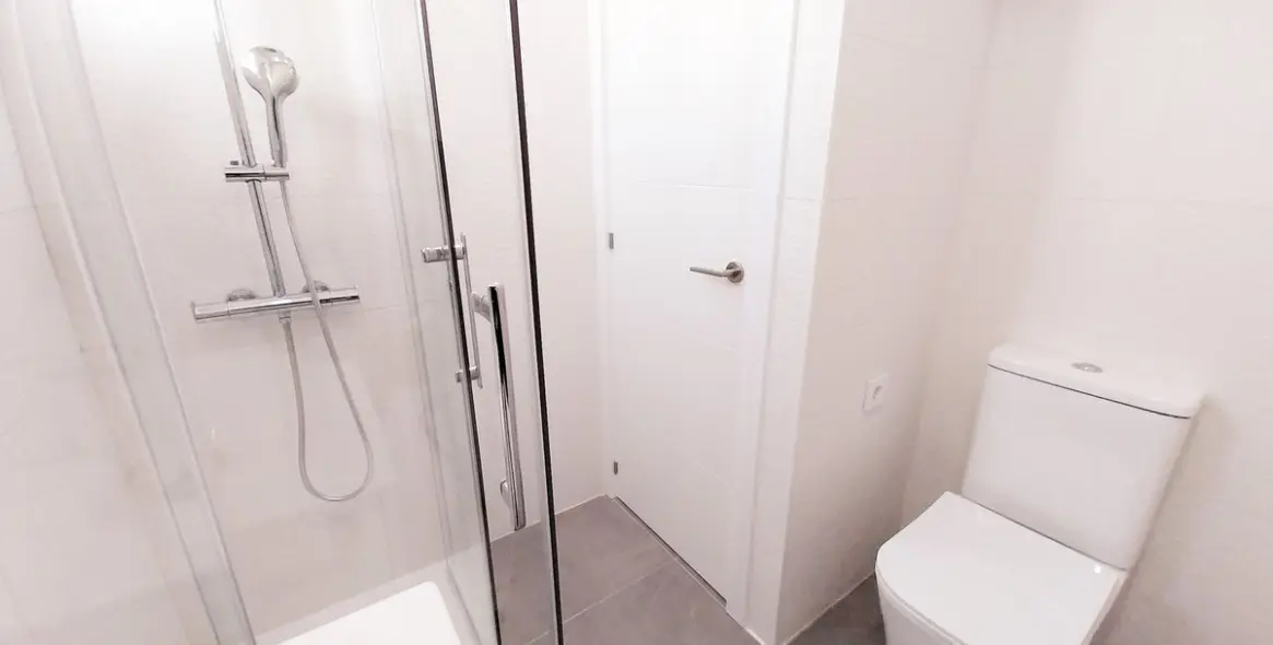 Sale of middle floor apartment in Calahonda 23