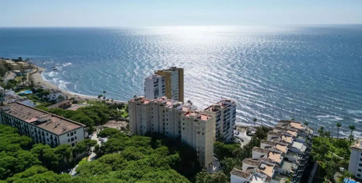 Sale of middle floor apartment in Calahonda 24