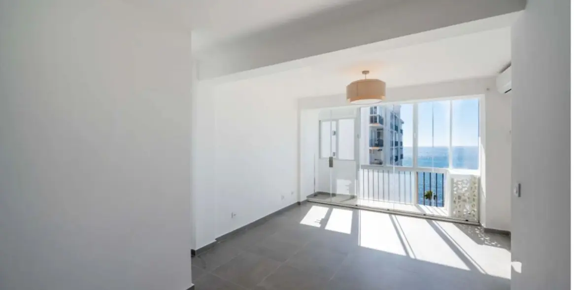Sale of middle floor apartment in Calahonda 25