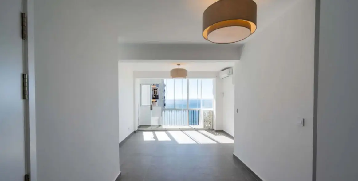 Sale of middle floor apartment in Calahonda 26