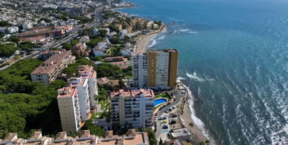 Sale of middle floor apartment in Calahonda 27