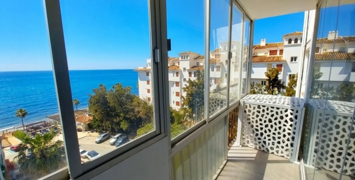 Sale of middle floor apartment in Calahonda 28