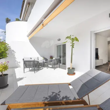 Venta de apartamento en planta media en The Golden Mile