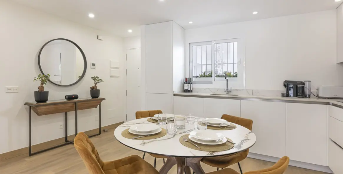 Venta de apartamento en planta media en The Golden Mile 8
