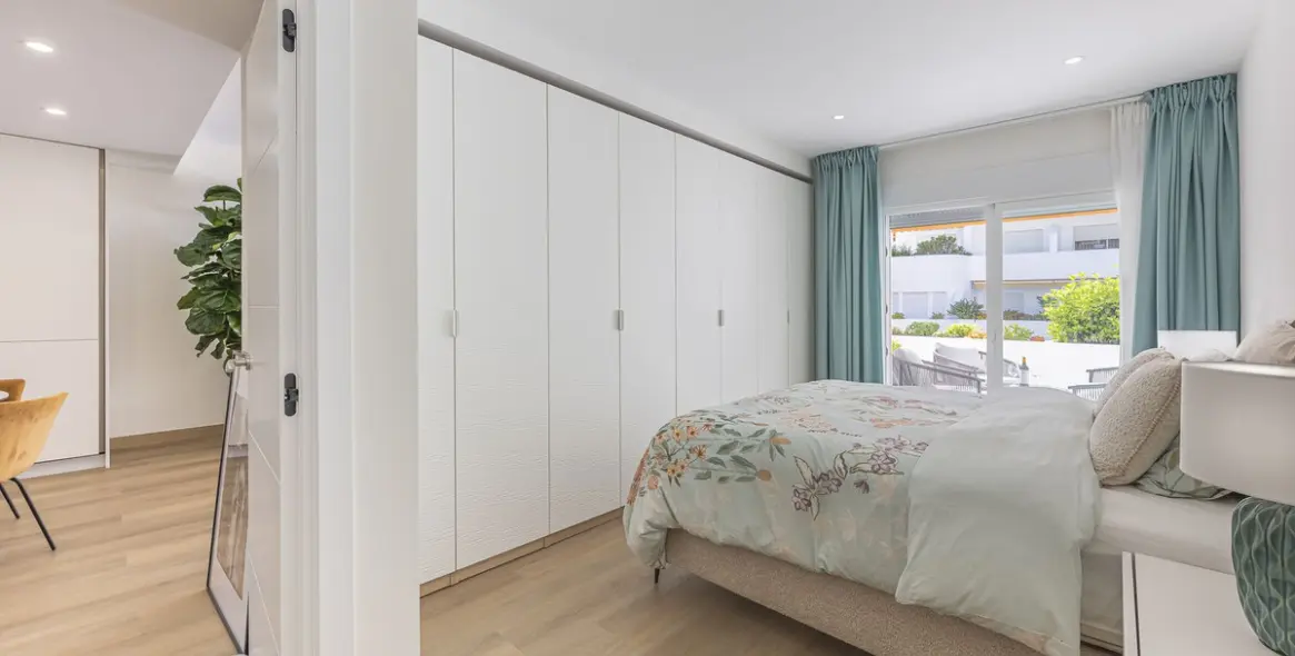 Venta de apartamento en planta media en The Golden Mile 10