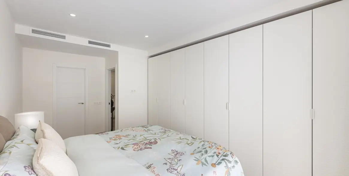 Venta de apartamento en planta media en The Golden Mile 11