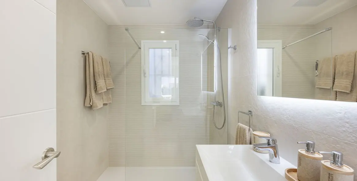 Venta de apartamento en planta media en The Golden Mile 12