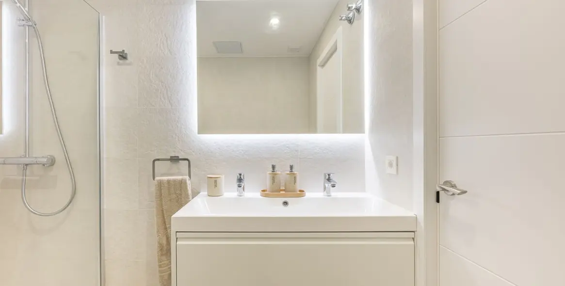 Venta de apartamento en planta media en The Golden Mile 13