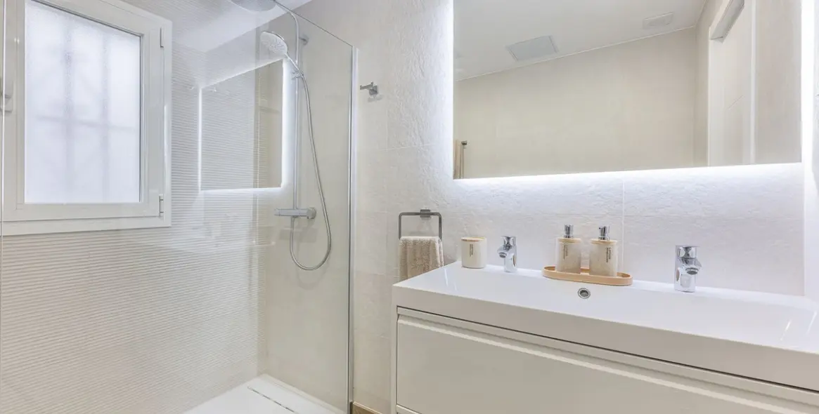 Venta de apartamento en planta media en The Golden Mile 14