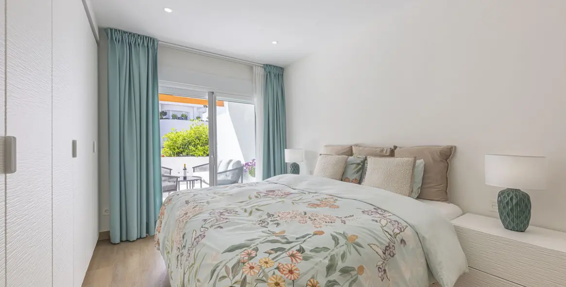 Venta de apartamento en planta media en The Golden Mile 15