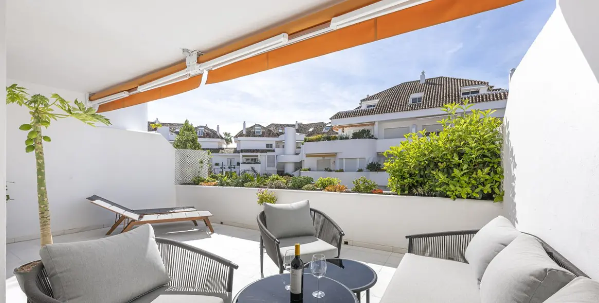 Venta de apartamento en planta media en The Golden Mile 18