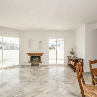 Venta de apartamento en planta media en Elviria