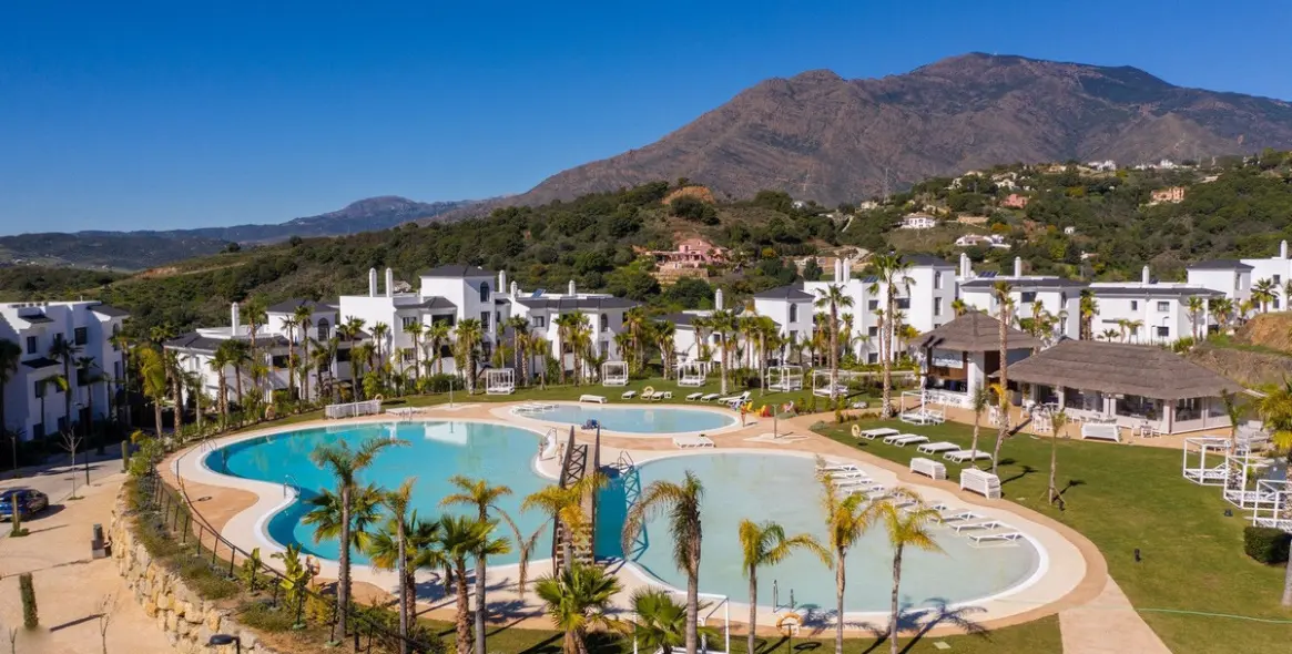 Venta de apartamento en planta media en Estepona 1