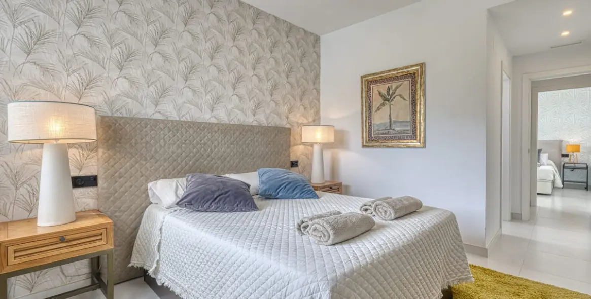 Venta de apartamento en planta media en Estepona 2