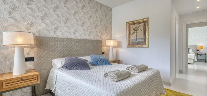 Venta de apartamento en planta media en Estepona 1