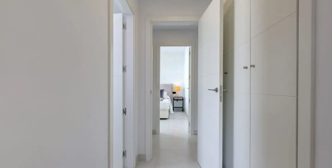 Venta de apartamento en planta media en Estepona 3