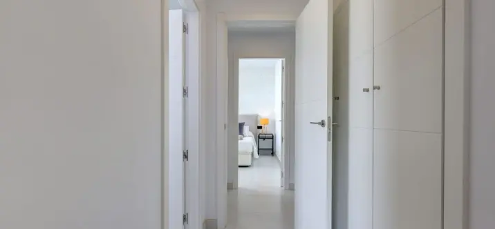 Venta de apartamento en planta media en Estepona 2