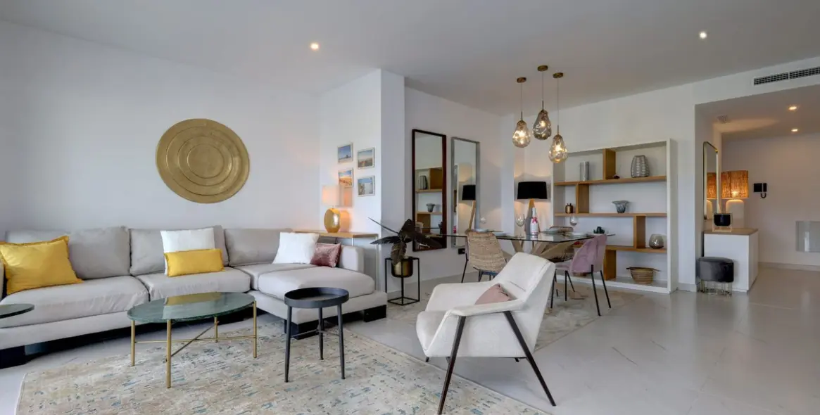 Venta de apartamento en planta media en Estepona 4