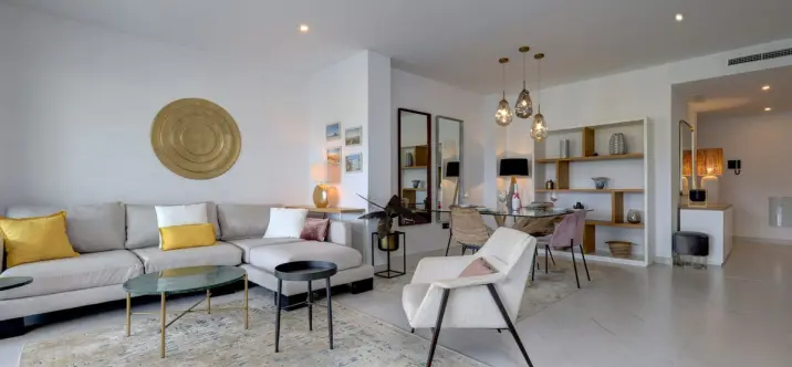 Venta de apartamento en planta media en Estepona 3