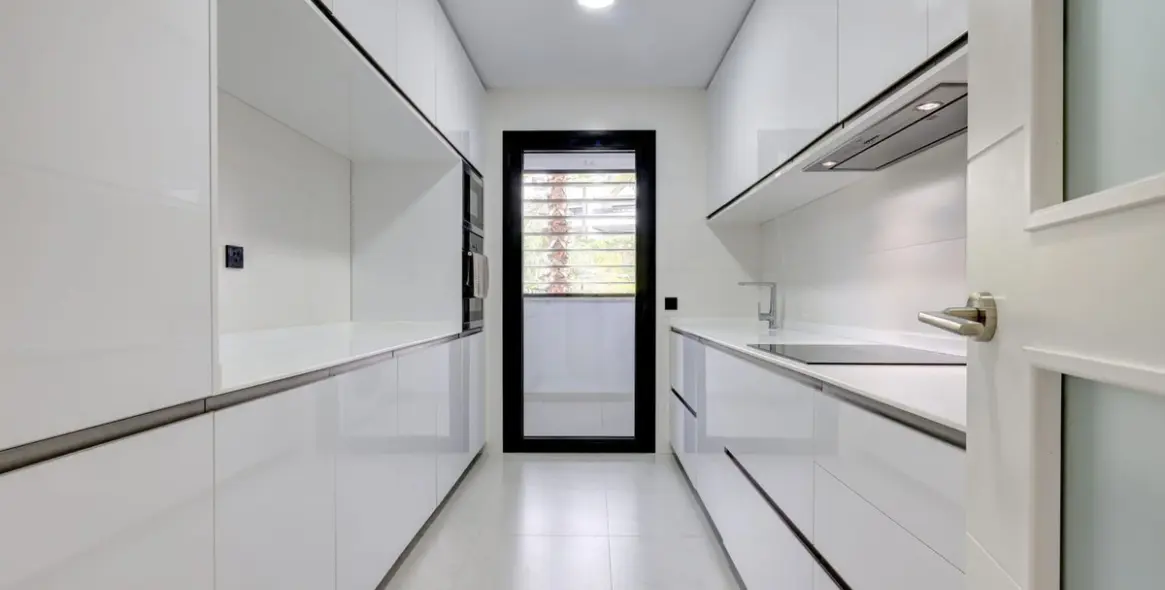 Venta de apartamento en planta media en Estepona 5