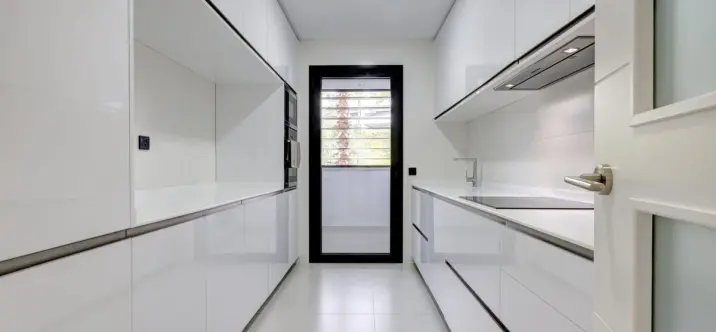 Venta de apartamento en planta media en Estepona 4