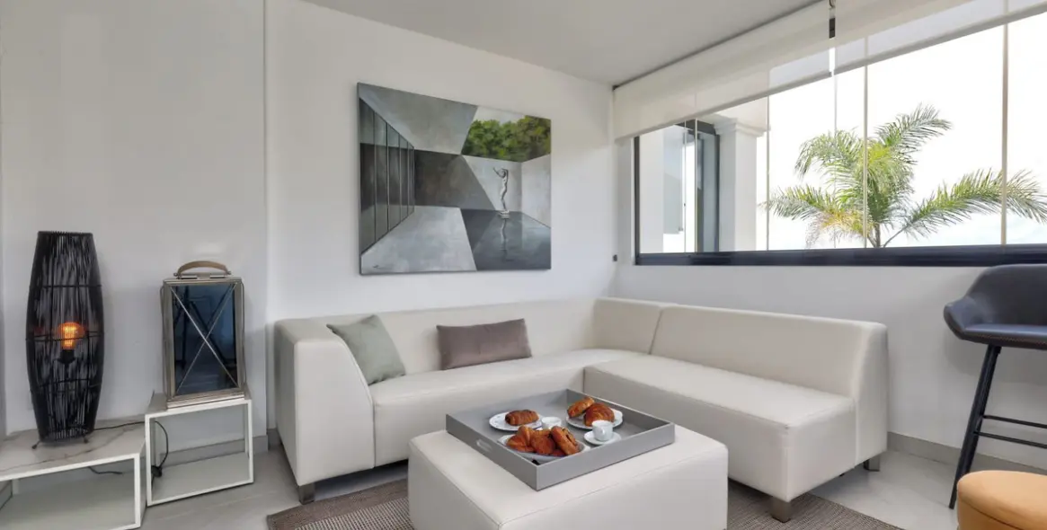 Venta de apartamento en planta media en Estepona 10