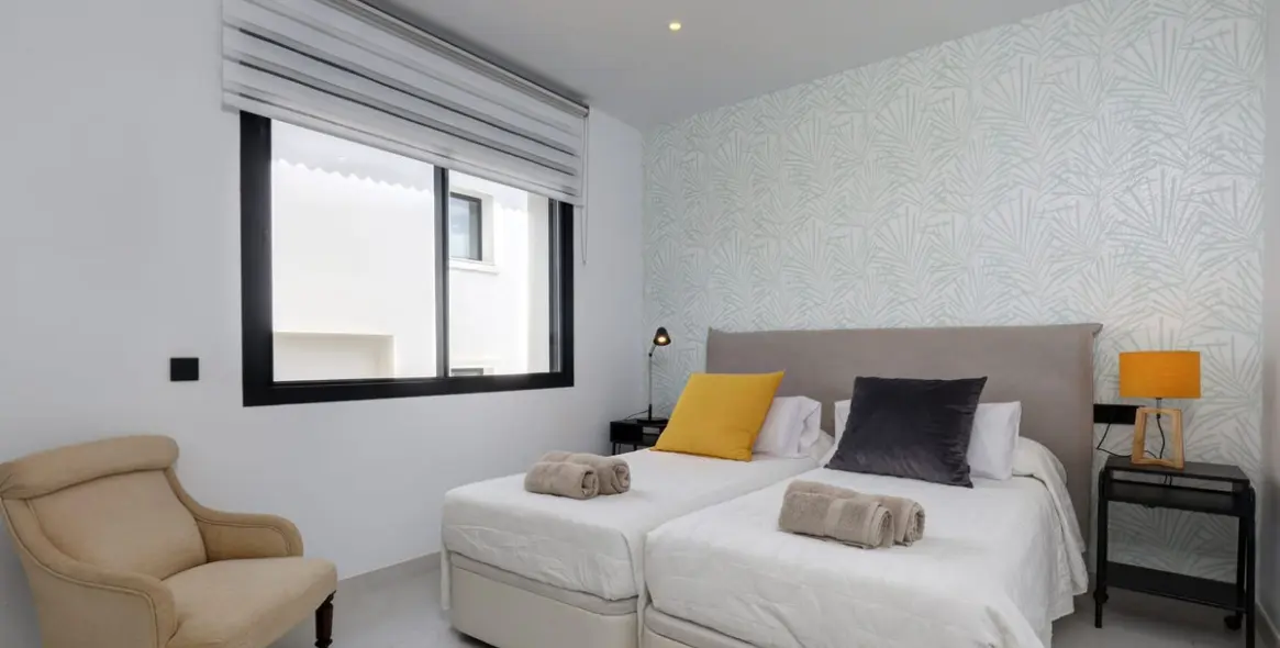 Venta de apartamento en planta media en Estepona 11