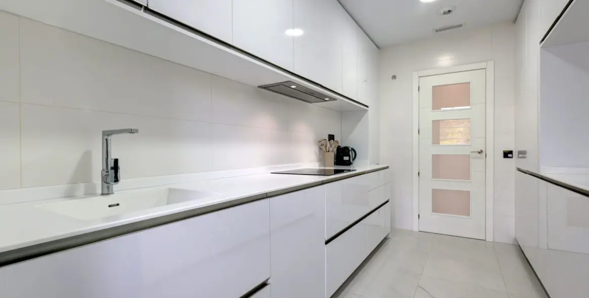 Venta de apartamento en planta media en Estepona 12