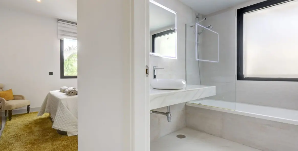 Venta de apartamento en planta media en Estepona 13