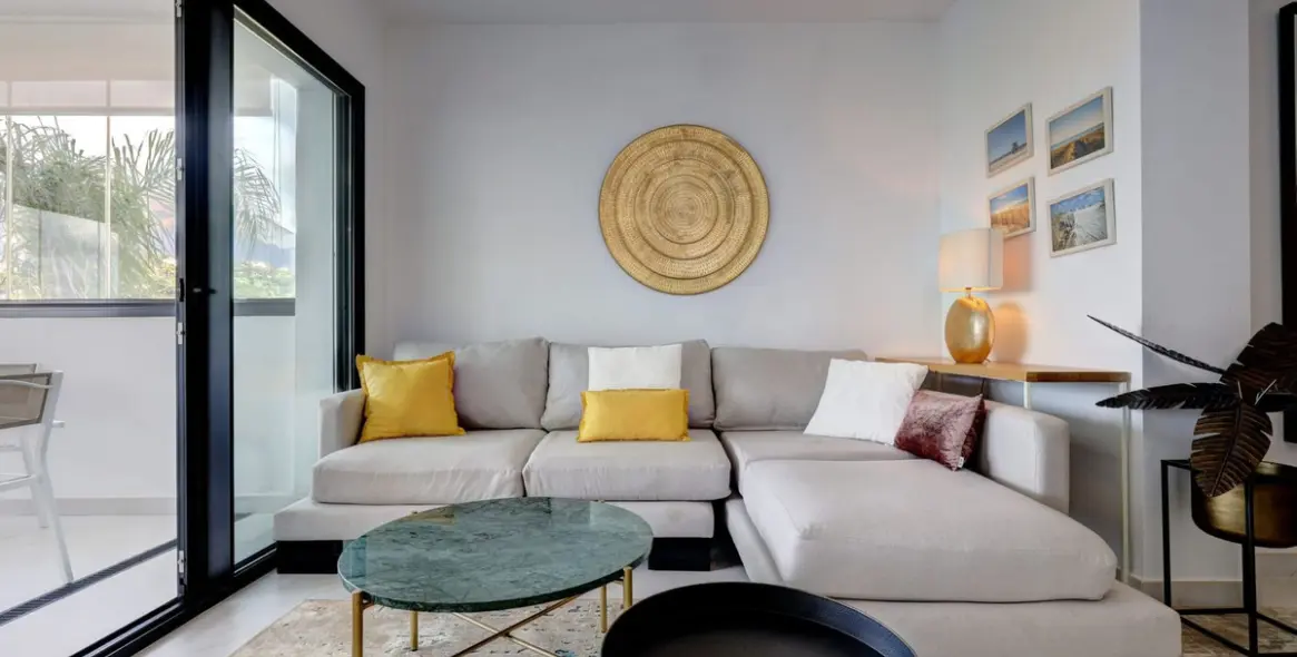 Venta de apartamento en planta media en Estepona 16