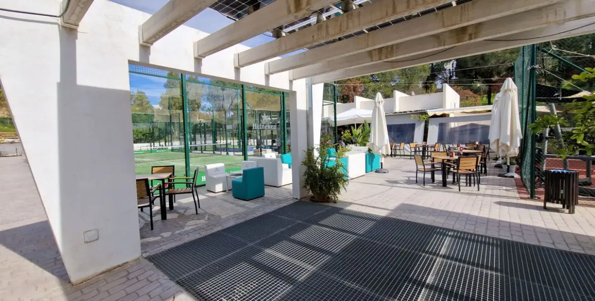 Venta de apartamento en planta media en Estepona 17
