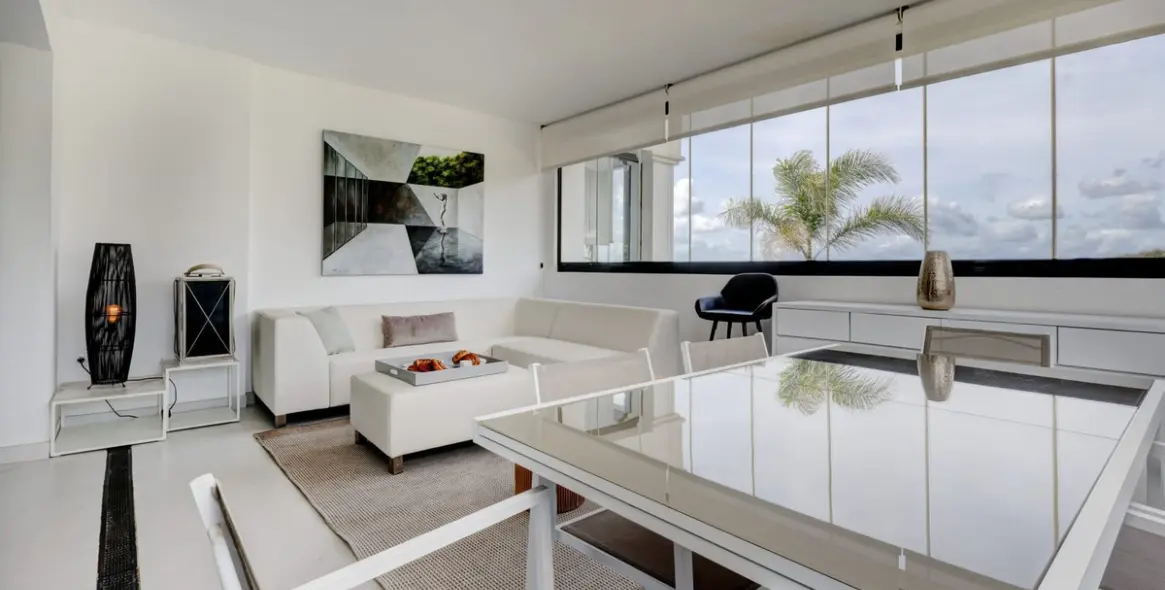 Venta de apartamento en planta media en Estepona 22