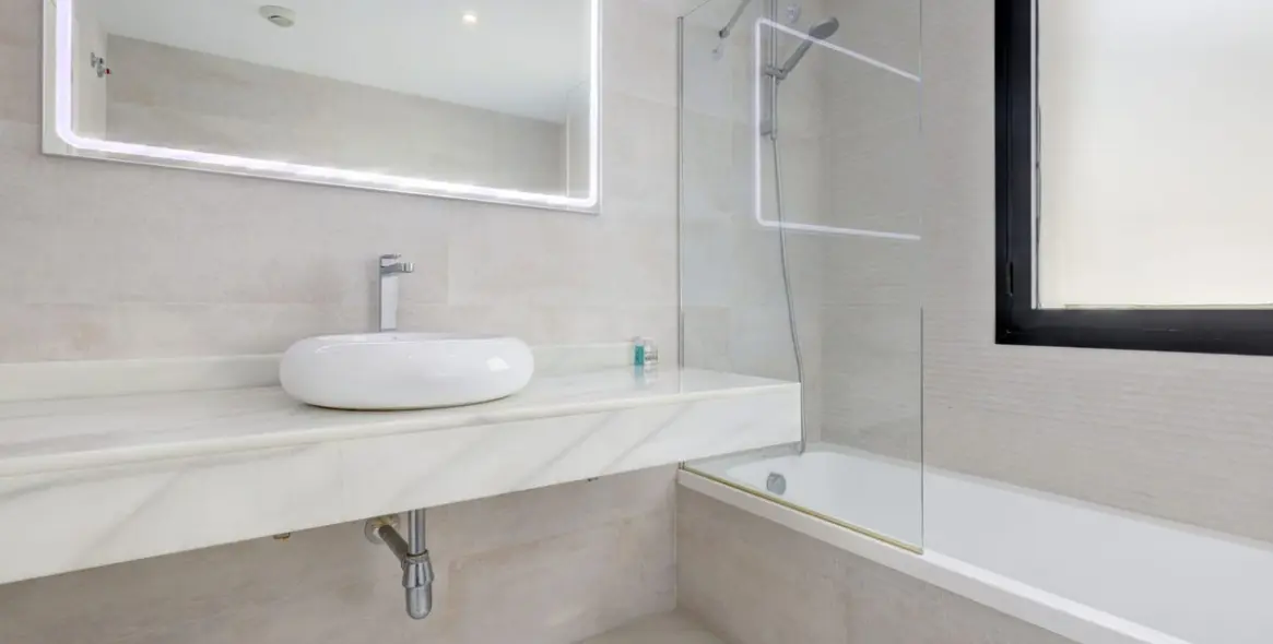 Venta de apartamento en planta media en Estepona 23