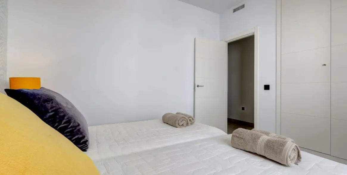 Venta de apartamento en planta media en Estepona 24