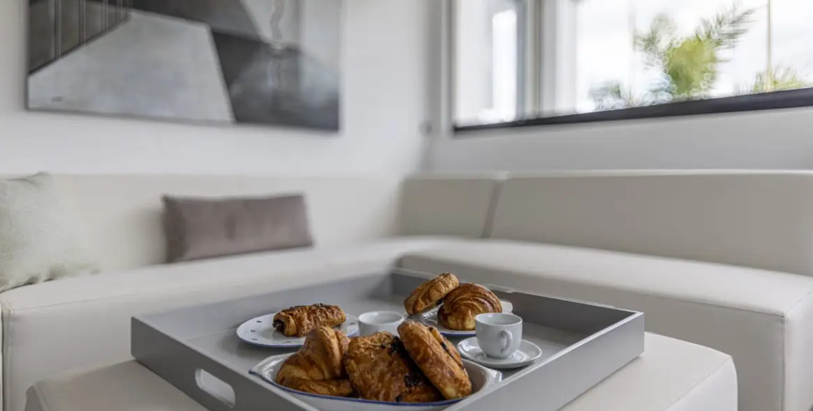 Venta de apartamento en planta media en Estepona 25