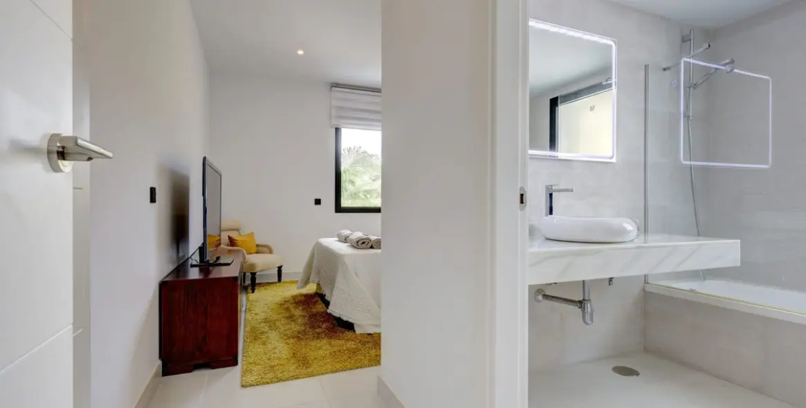 Venta de apartamento en planta media en Estepona 30