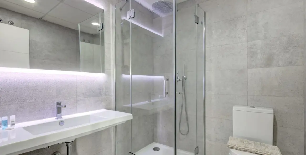 Venta de apartamento en planta media en Estepona 34