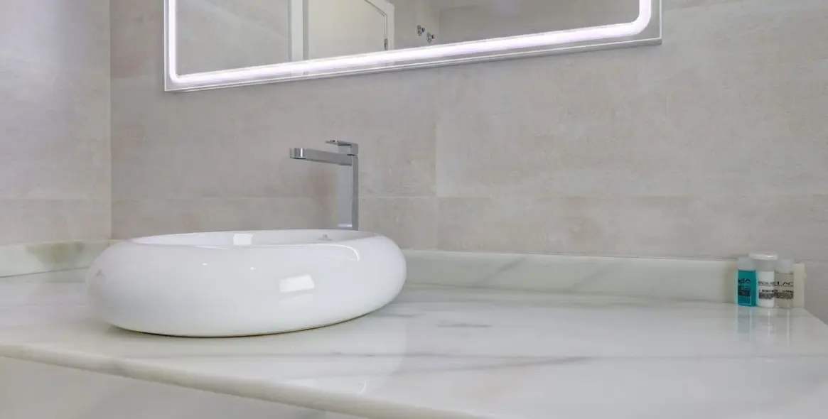 Venta de apartamento en planta media en Estepona 35