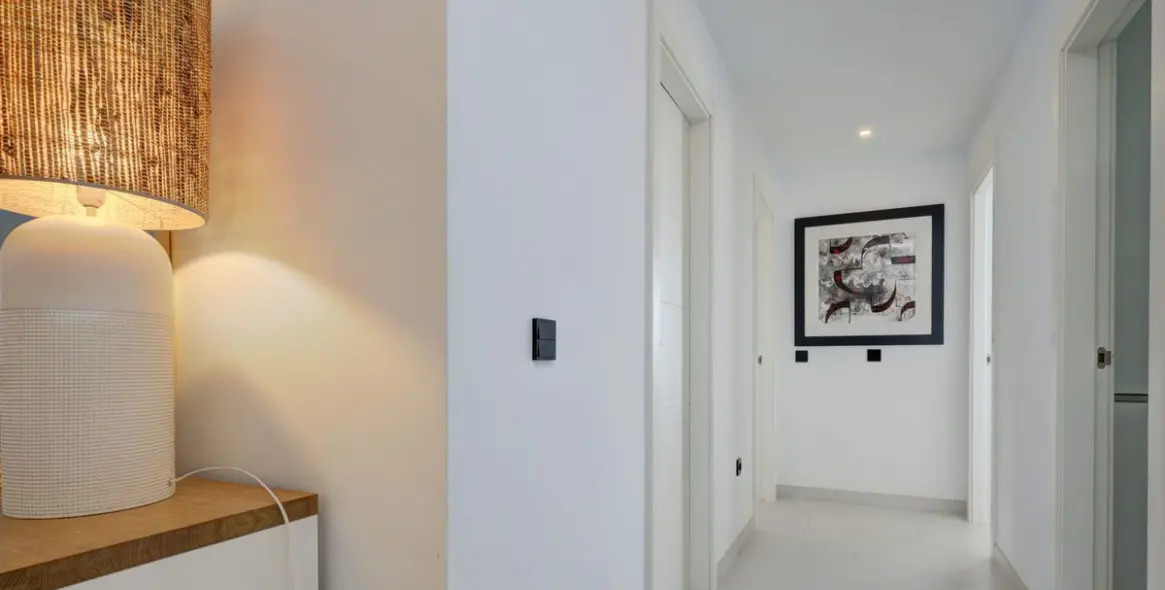 Venta de apartamento en planta media en Estepona 36