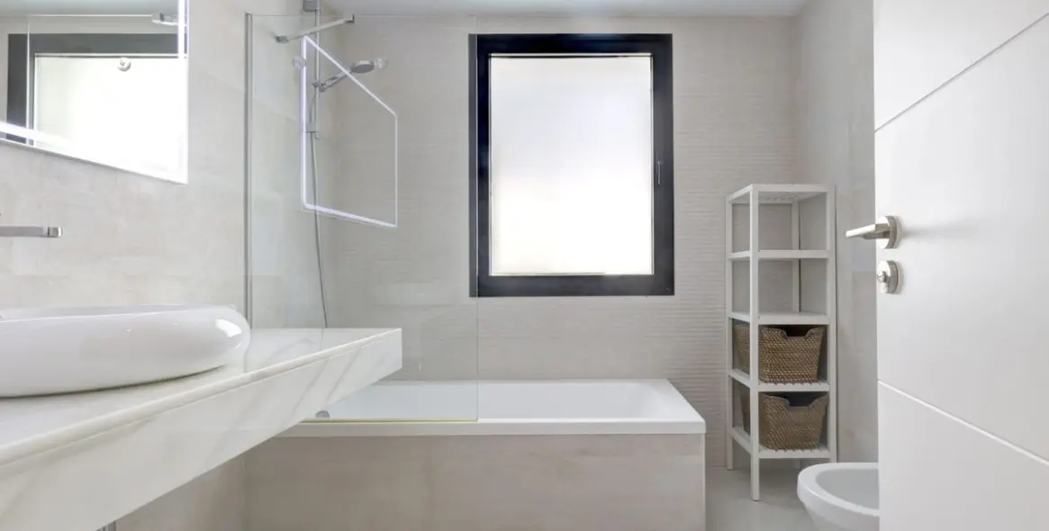 Venta de apartamento en planta media en Estepona 39