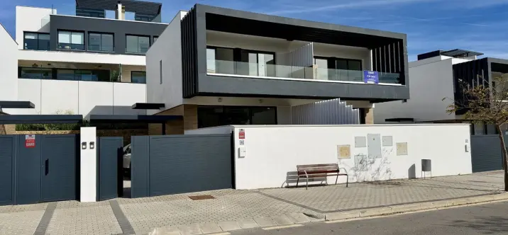 Alquiler a largo plazo de casa pareada en Estepona 0