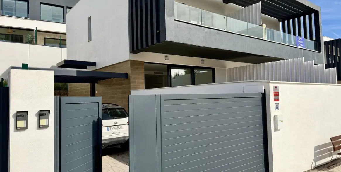 Alquiler a largo plazo de casa pareada en Estepona 2